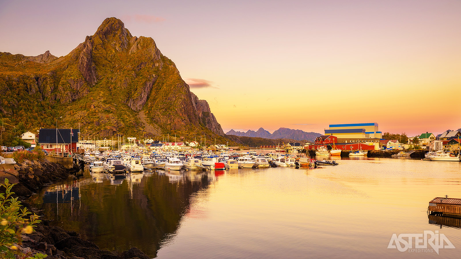 Svolvaer, de hoofdstad van de Lofoten op het eiland Austvåguy en tevens vertrekpunt van de zeiltocht