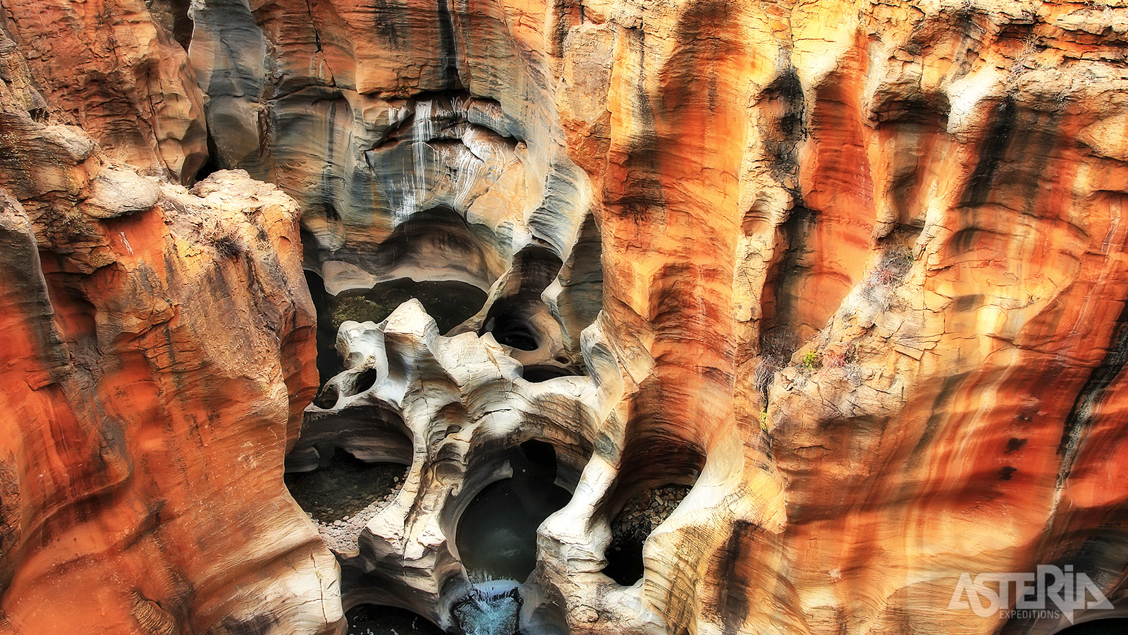 Het kolkende water heeft samen met zand en kiezels voor een prachtig natuurlijk kunstwerk gezorgd bij Bourke’s Luck Potholes