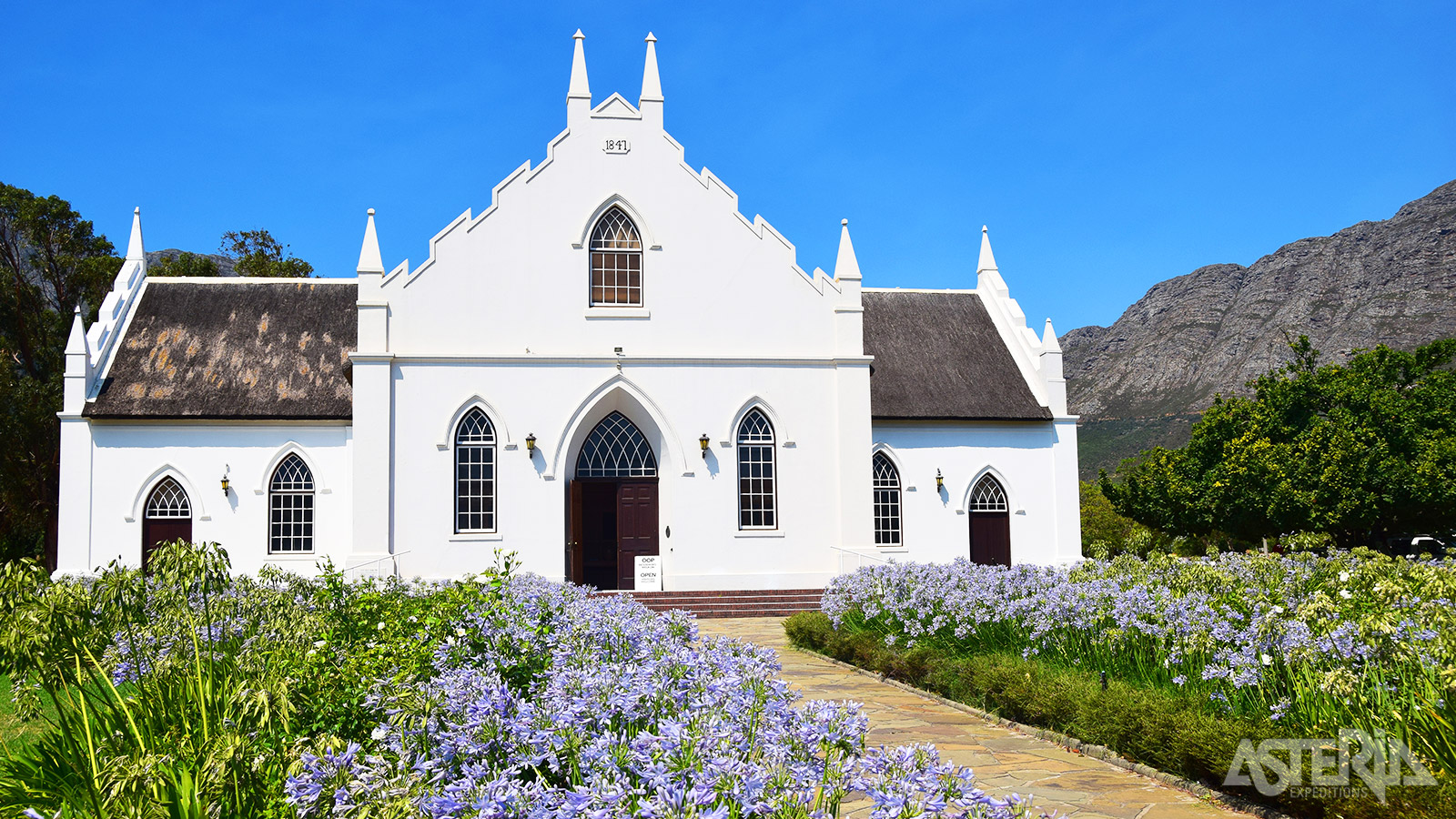Je bezoekt de befaamde wijnlanden rond Paarl, Stellenbosch en Franschhoek met typisch Kaaps-Hollandse huizen uit de 17de en 18de eeuw