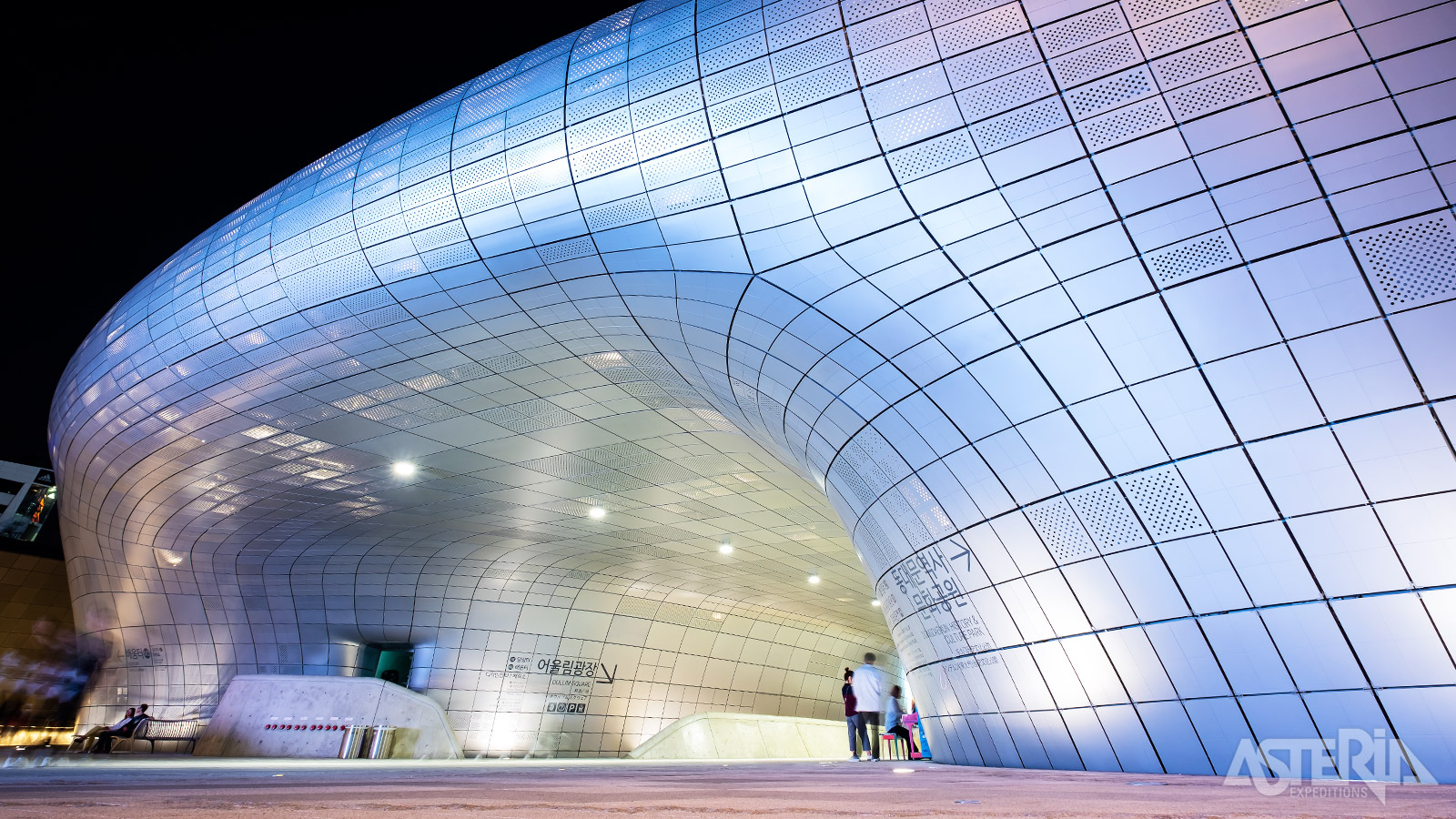 Het futuristische Dongdaemun Design Plaza is een architecturaal icoon gewijd aan design, mode & hedendaagse creativiteit