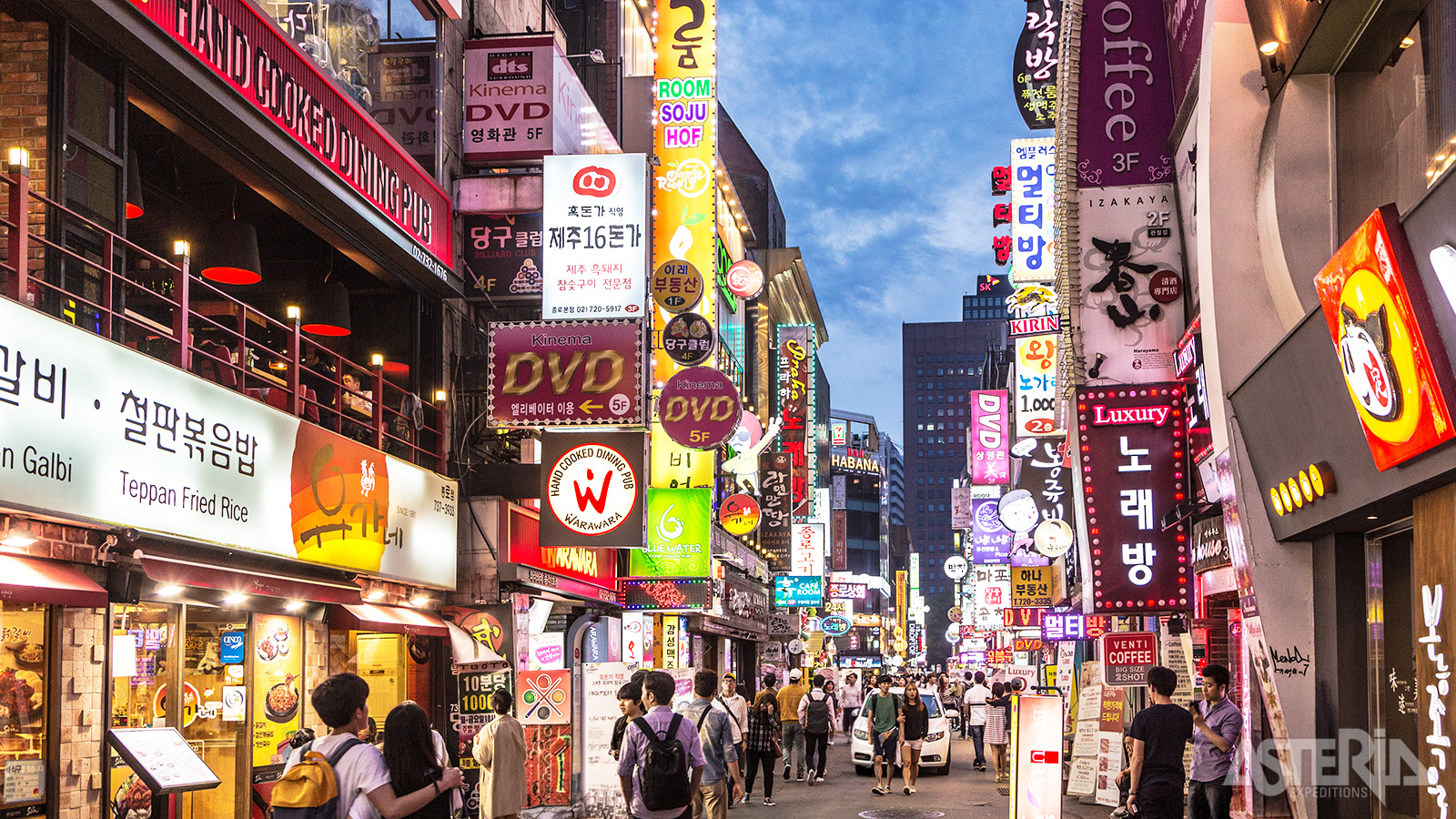Myeongdong is één van de levendigste winkel- en uitgaanswijken in Seoul