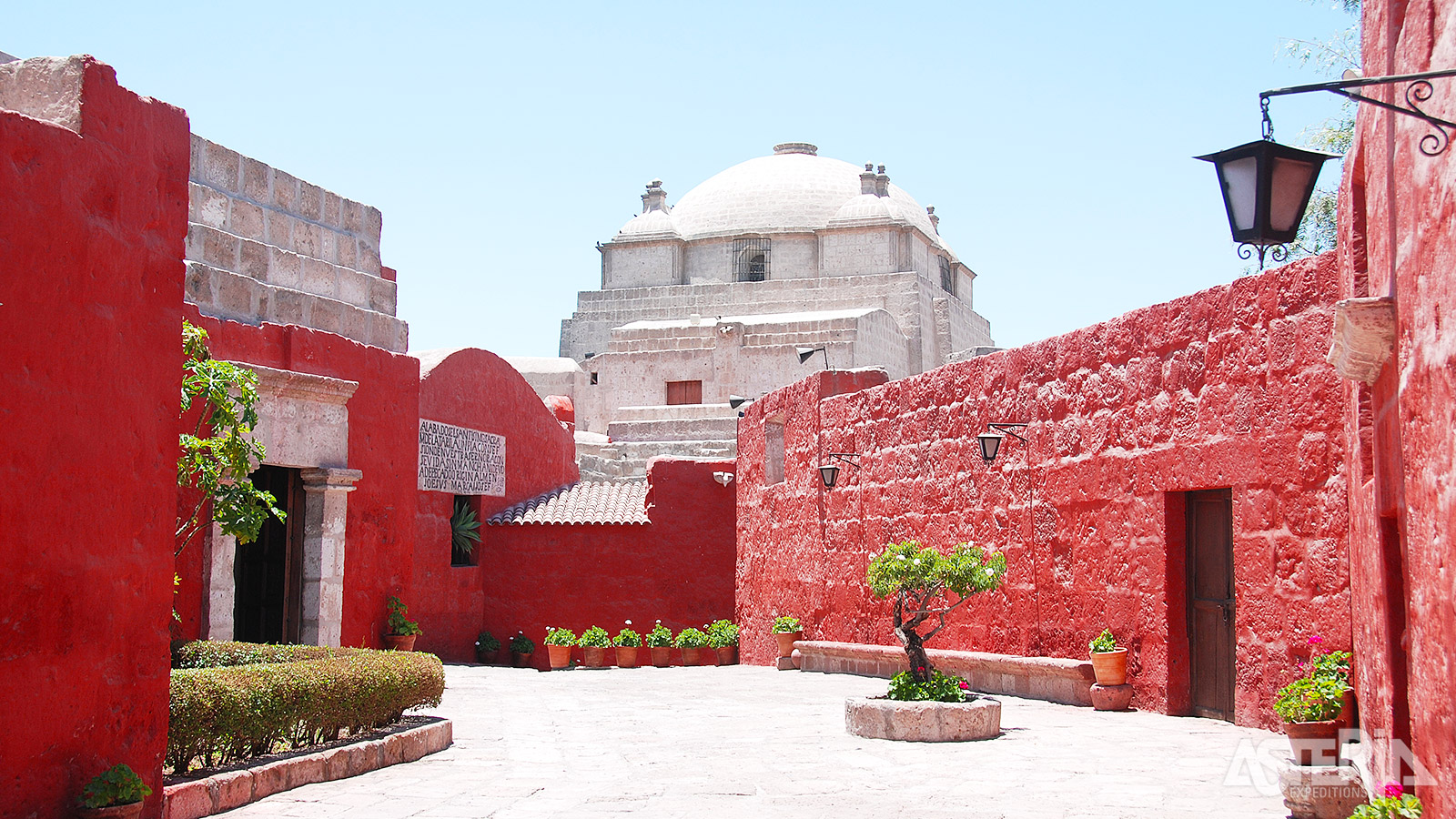 Ontdek de serene gangen en levendige kleuren van het Santa Catalina klooster in Arequipa
