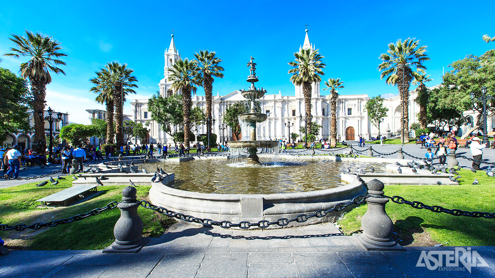 Koloniale charme en levendig stadsleven rond de fontein op het hoofdplein van Arequipa