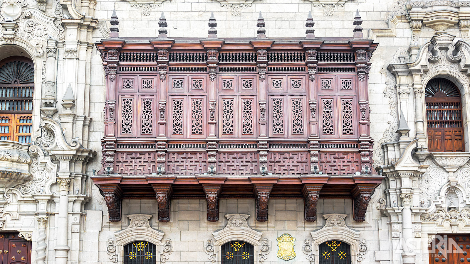 Lima in detail: sierlijke balkons, houten ornamenten en rijke koloniale façades