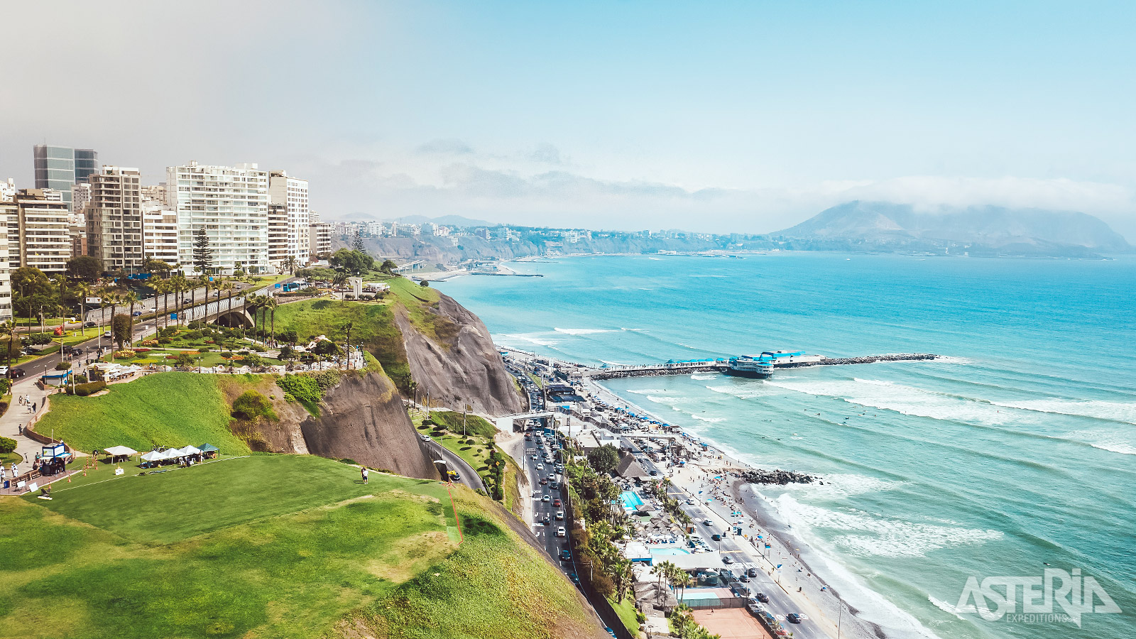 Uitzicht op de Stille Oceaan vanuit het stijlvolle Miraflores Park in Lima