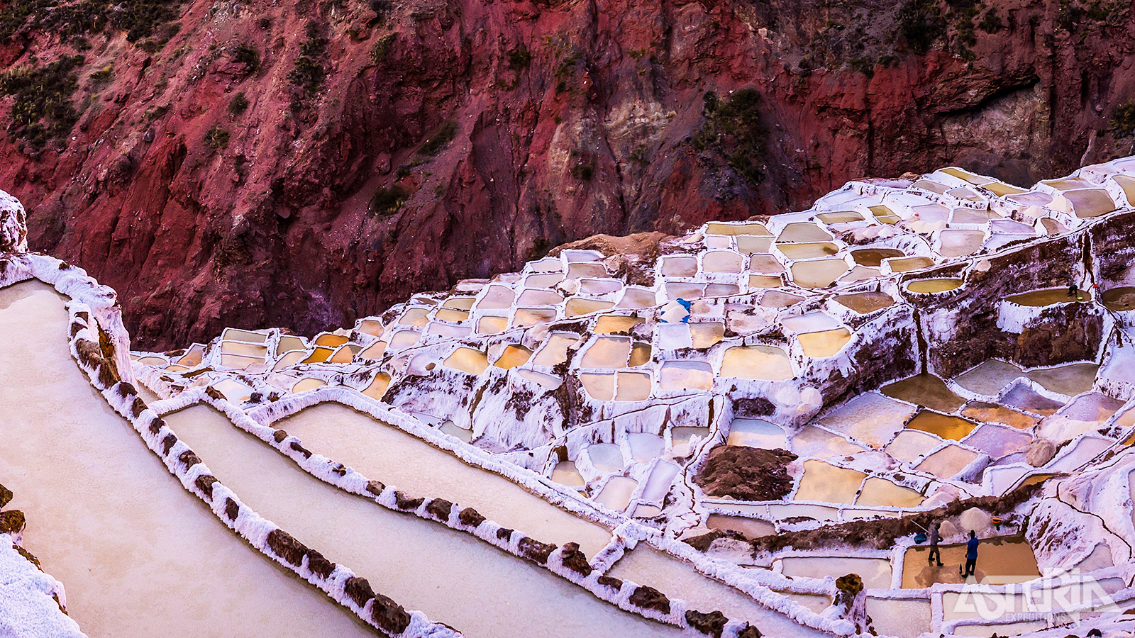 Eeuwenoude zoutwinning in de spectaculaire zoutterrassen van Maras Salt Mines