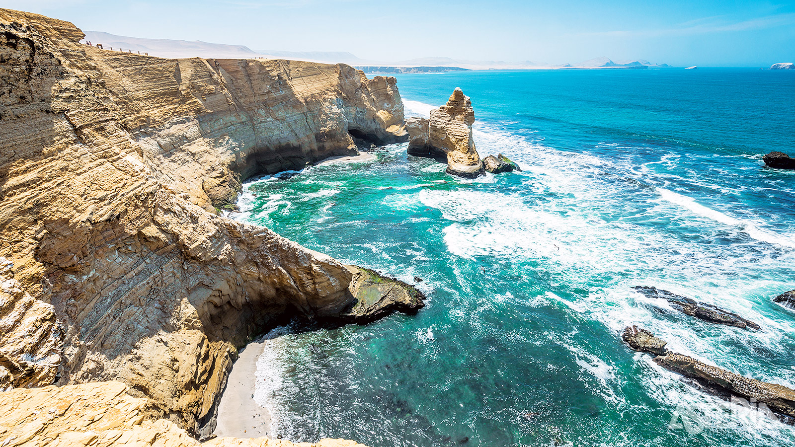 Paracas is bekend om zijn ruige woestijnlandschap dat uitloopt in de Stille Oceaan