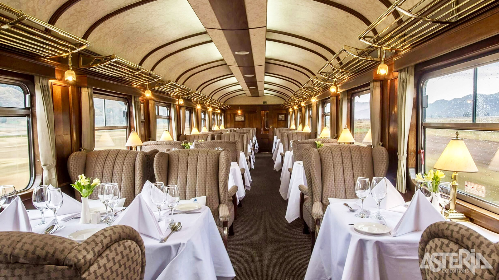 Ontspan in alle comfort terwijl de Andes aan je voorbij glijdt aan boord van PeruRail Titicaca