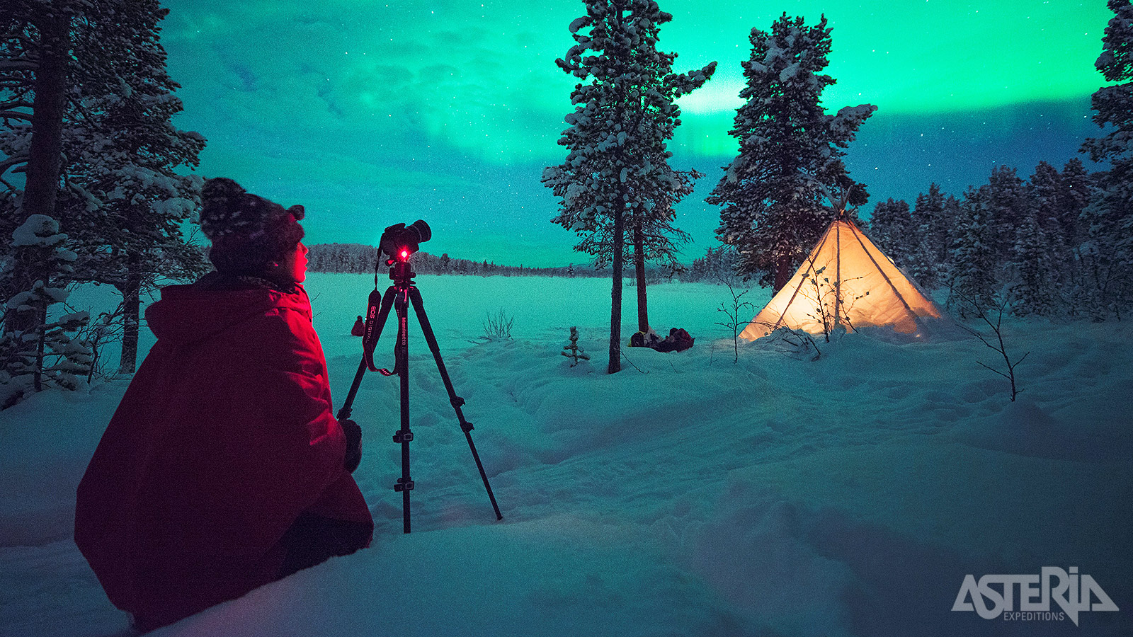 Tijdens een facultatieve workshop kan je samen met de gids proberen het betoverende noorderlicht vast te leggen
