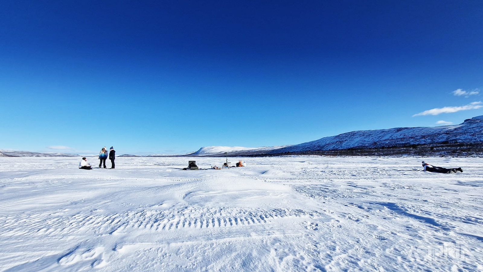 Tijdens een partijtje ijsvissen probeer je zelf een vis aan de haak te slaan